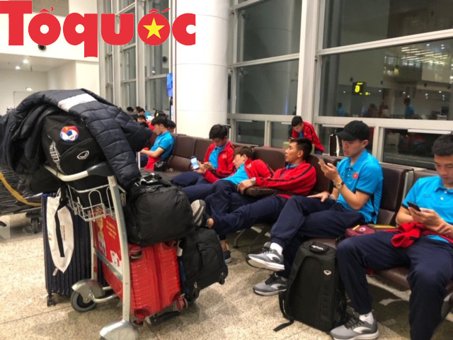Cập bến Hà Nội đêm muộn, các cầu thủ ĐT Việt Nam mệt mỏi sau hành trình dài - Ảnh 6.