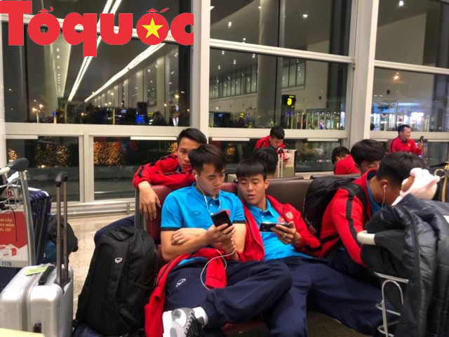 Cập bến Hà Nội đêm muộn, các cầu thủ ĐT Việt Nam mệt mỏi sau hành trình dài - Ảnh 5.