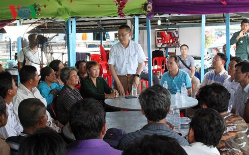 Đại sứ quán Việt Nam thăm hỏi bà con kiều bào sống trên Biển Hồ ở Campuchia - Ảnh 1.