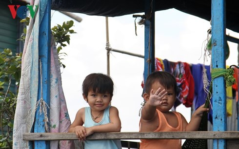 Đại sứ quán Việt Nam thăm hỏi bà con kiều bào sống trên Biển Hồ ở Campuchia - Ảnh 3.