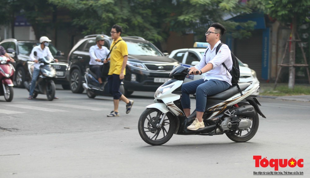 Hà Nội: Học sinh THPT vô tư vi phạm luật giao thông, đi xe phân khối ...