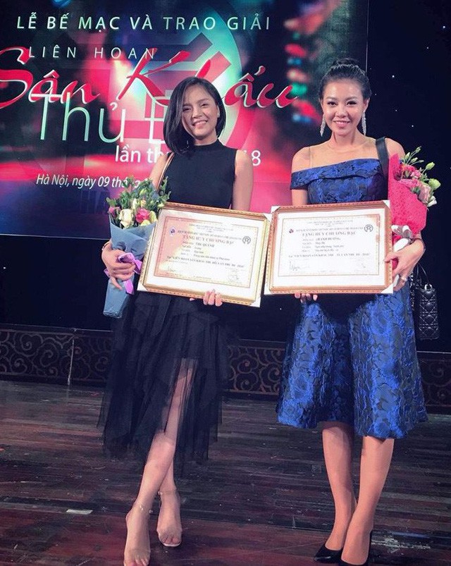 Hai nữ diễn viên phim Quỳnh búp bê cùng đoạt Giải Bạc tại Liên hoan sân khấu Thủ đô - Ảnh 2.
