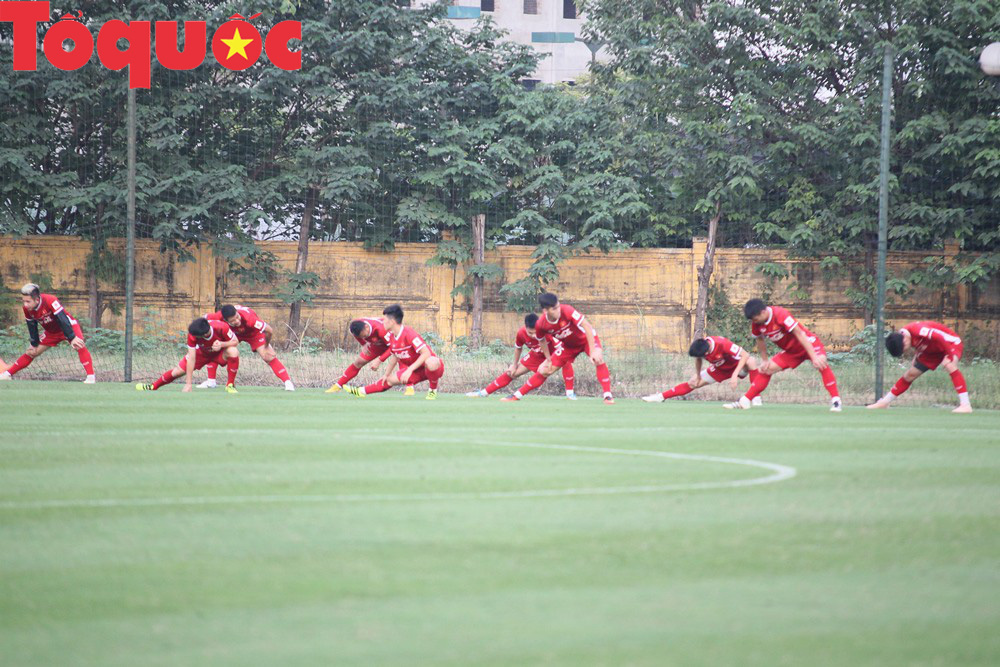 Chờ học trò quá lâu, HLV Park Hang-seo trổ tài tâng bóng - Ảnh 1.