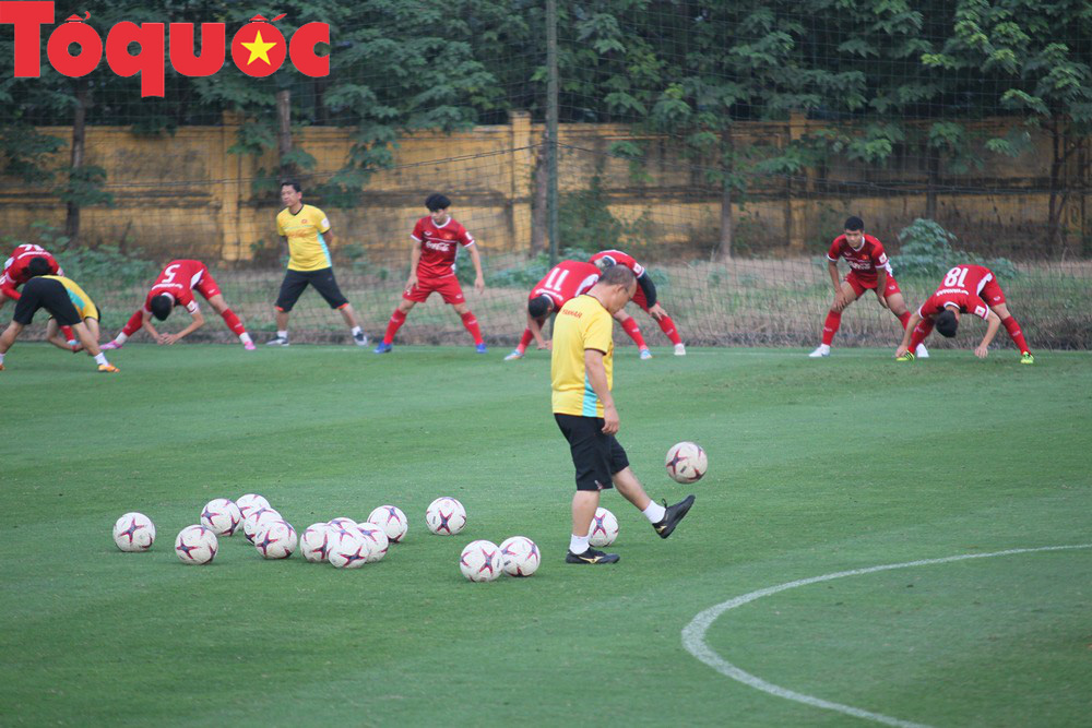 Chờ học trò quá lâu, HLV Park Hang-seo trổ tài tâng bóng - Ảnh 6.
