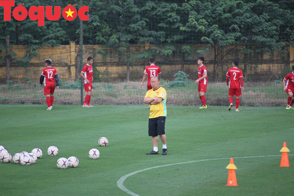 Chờ học trò quá lâu, HLV Park Hang-seo trổ tài tâng bóng - Ảnh 2.
