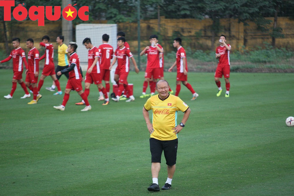 Chờ học trò quá lâu, HLV Park Hang-seo trổ tài tâng bóng - Ảnh 3.