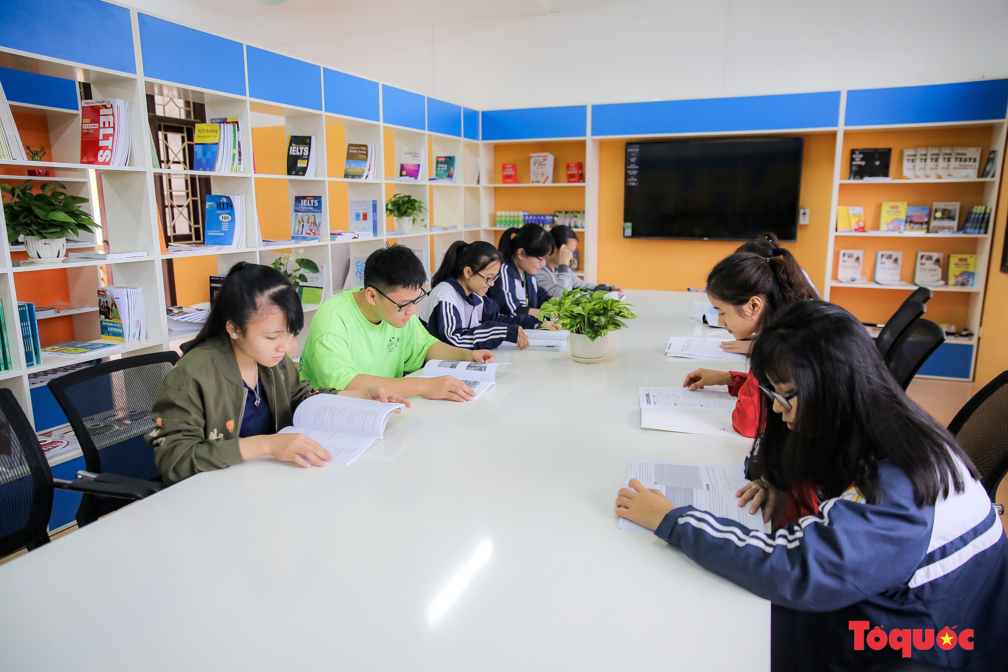 Tham quan phòng học tiếng Anh đa năng đầu tiên của Thái Nguyên - Ảnh 12.