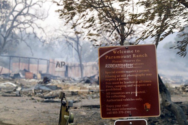 Phim trường hơn 90 năm của Hollywood bị lửa thiêu rụi trong vụ cháy rừng khủng khiếp ở California - Ảnh 1.