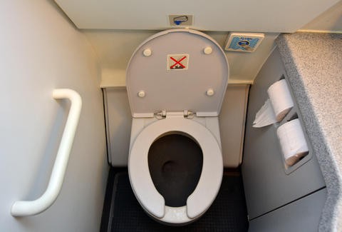 Tiết lộ những bí mật khó tin về nhà vệ sinh trên máy bay - Ảnh 3.