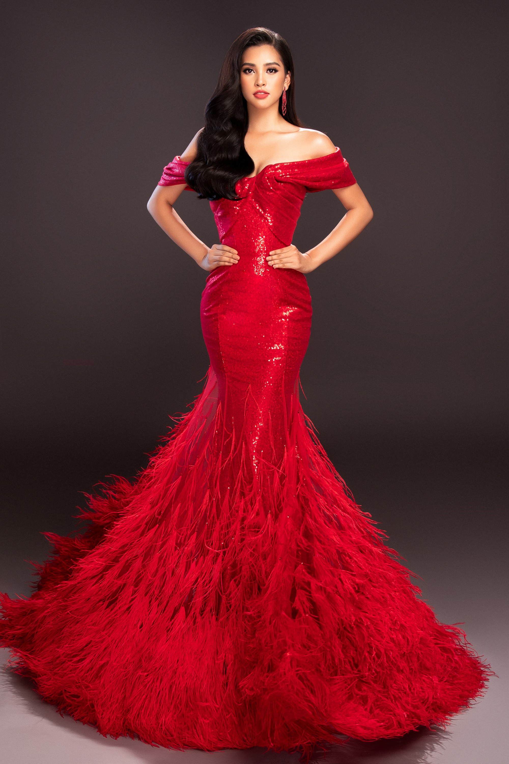 Hai váy dạ hội tuyệt đẹp được Phạm Hương mặc tại Miss Universe