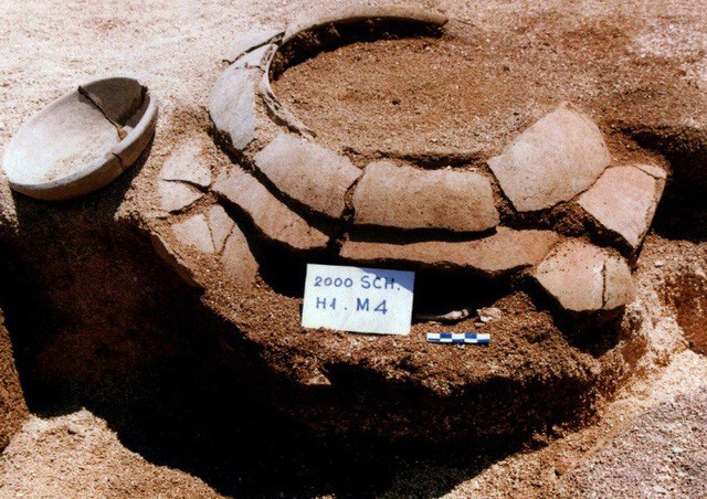 Phát hiện 6 mộ cổ 2000 năm ở Quảng Ngãi - Ảnh 1.
