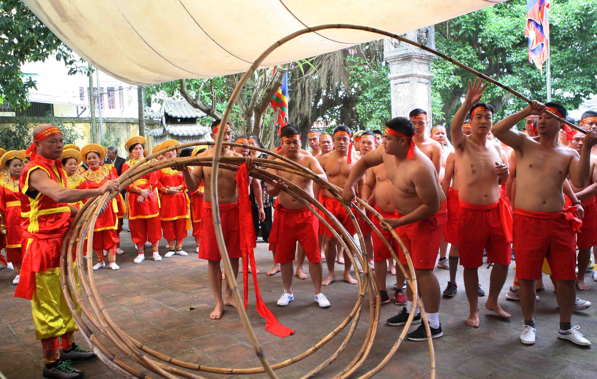 Độc đáo làng ngồi kéo co ở Hà Nội - Ảnh 2.