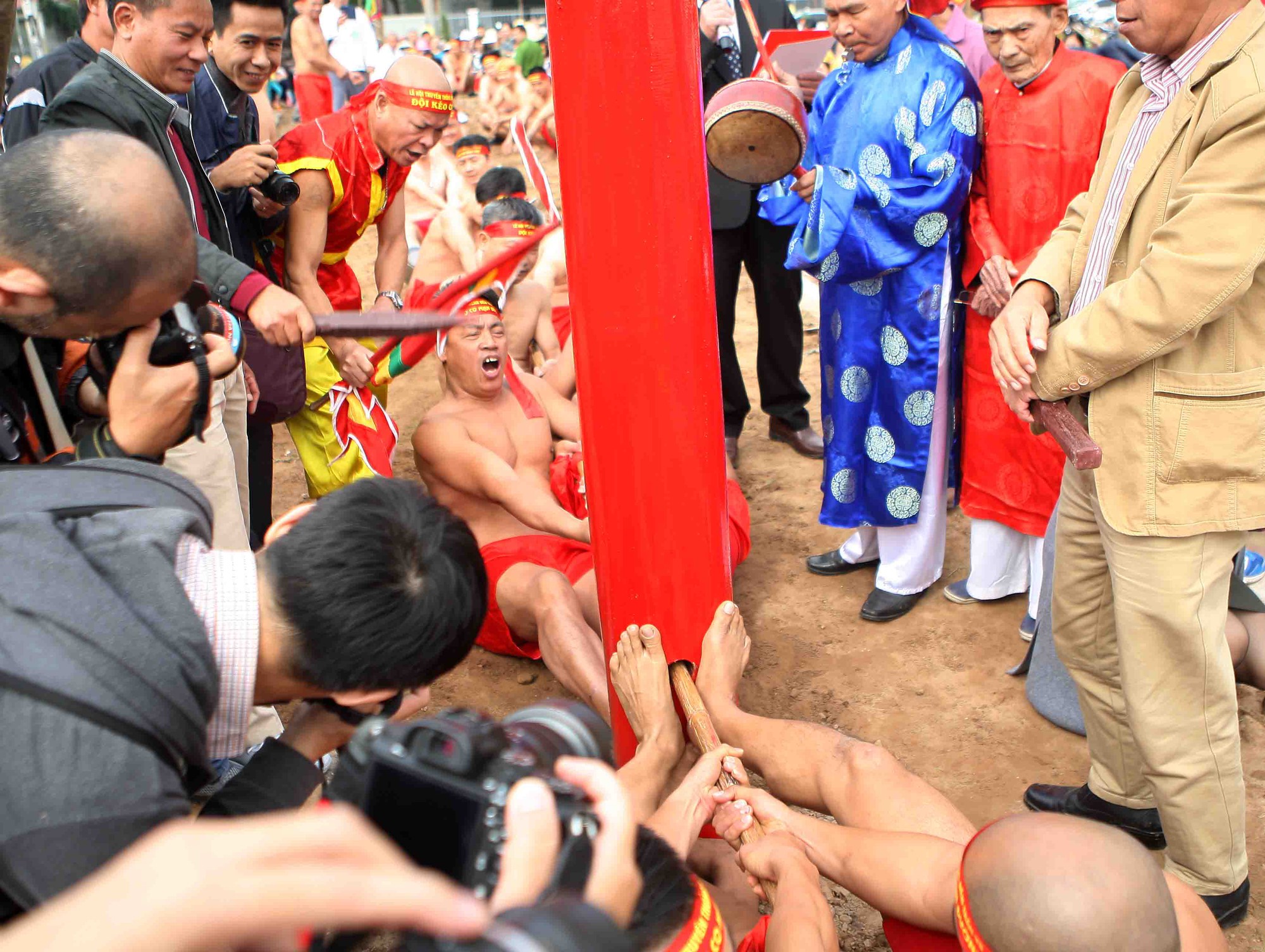 Độc đáo làng ngồi kéo co ở Hà Nội - Ảnh 3.