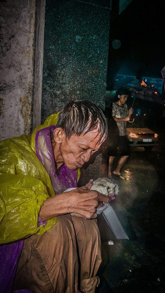  Người đàn ông vô gia cư lạc lõng giữa tâm bão của Sài Gòn - Ảnh 5.