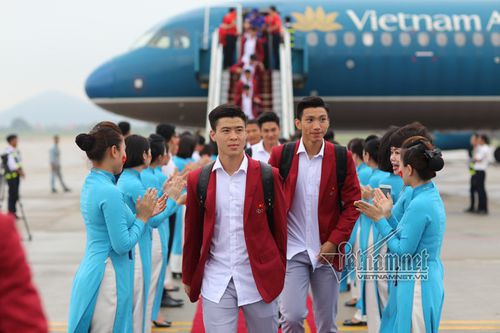 Vietnam Airlines mở chuyến bay thẳng phục vụ thầy trò HLV Park Hang Seo cùng người hâm mộ - Ảnh 1.