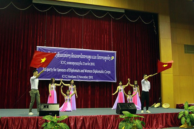 Giới thiệu các nét văn hóa đặc sắc của Việt Nam tại Lào - Ảnh 2.