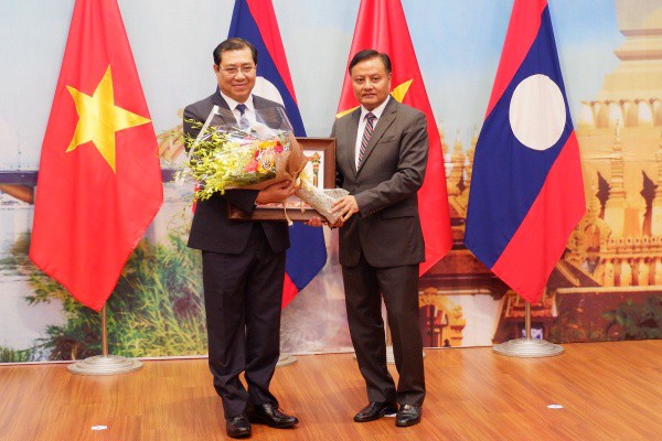 Chủ tịch nước CHDCND Lào tặng Huân chương cho tập thể và các cá nhân của TP Đà Nẵng - Ảnh 1.