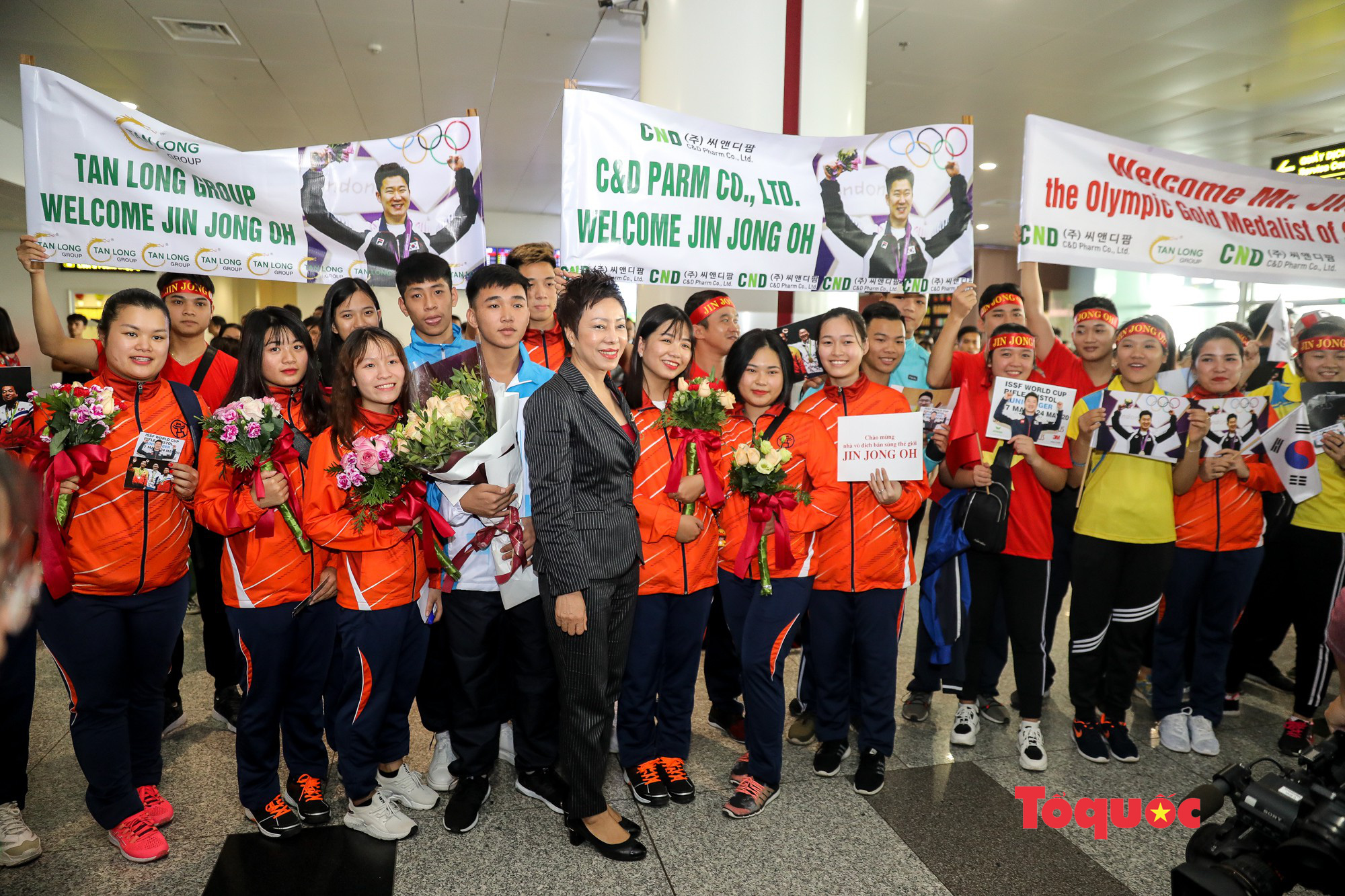 Tượng đài bắn súng thế giới Jin Jong Oh đặt chân đến Hà Nội trong sự chào đón của người hâm mộ Việt Nam - Ảnh 2.