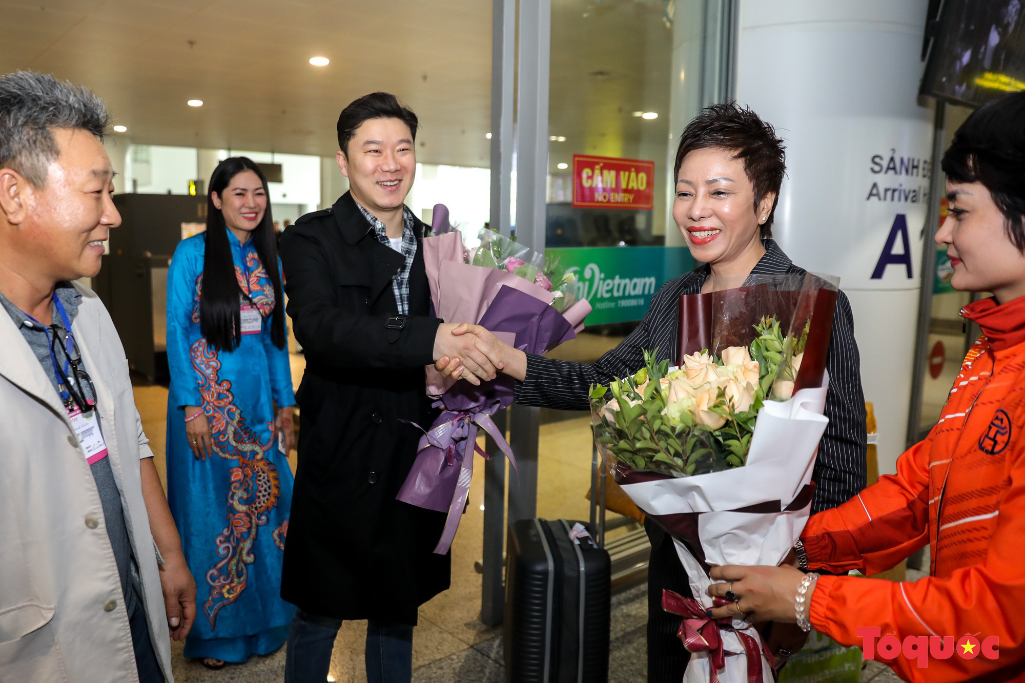 Tượng đài bắn súng thế giới Jin Jong Oh đặt chân đến Hà Nội trong sự chào đón của người hâm mộ Việt Nam - Ảnh 3.