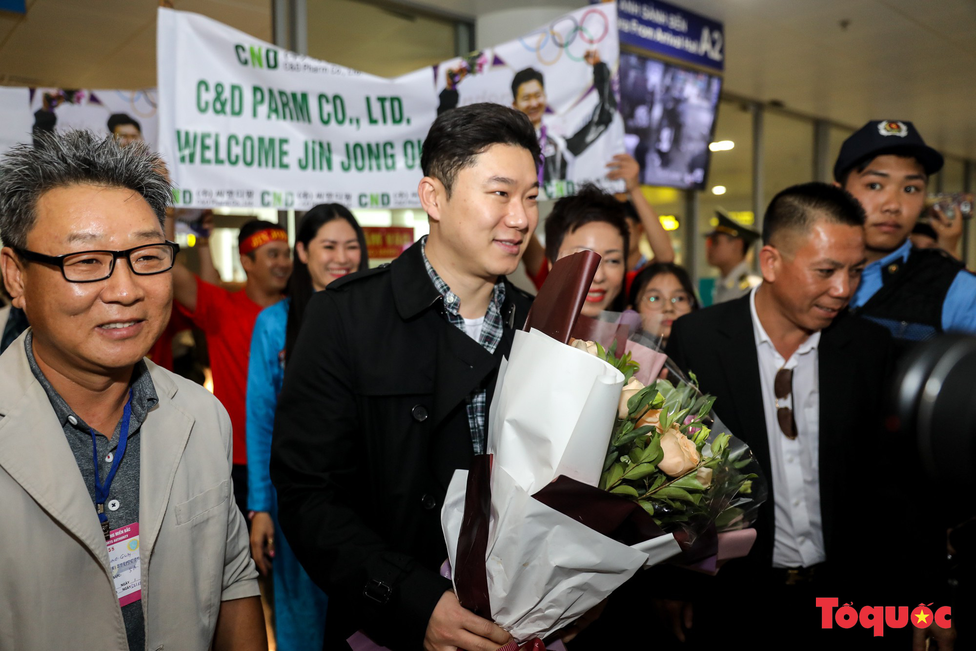 Tượng đài bắn súng thế giới Jin Jong Oh đặt chân đến Hà Nội trong sự chào đón của người hâm mộ Việt Nam - Ảnh 5.