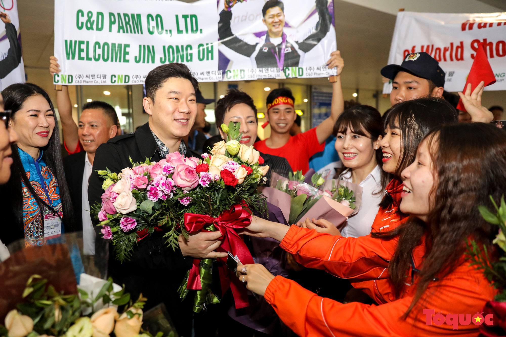 Tượng đài bắn súng thế giới Jin Jong Oh đặt chân đến Hà Nội trong sự chào đón của người hâm mộ Việt Nam - Ảnh 6.