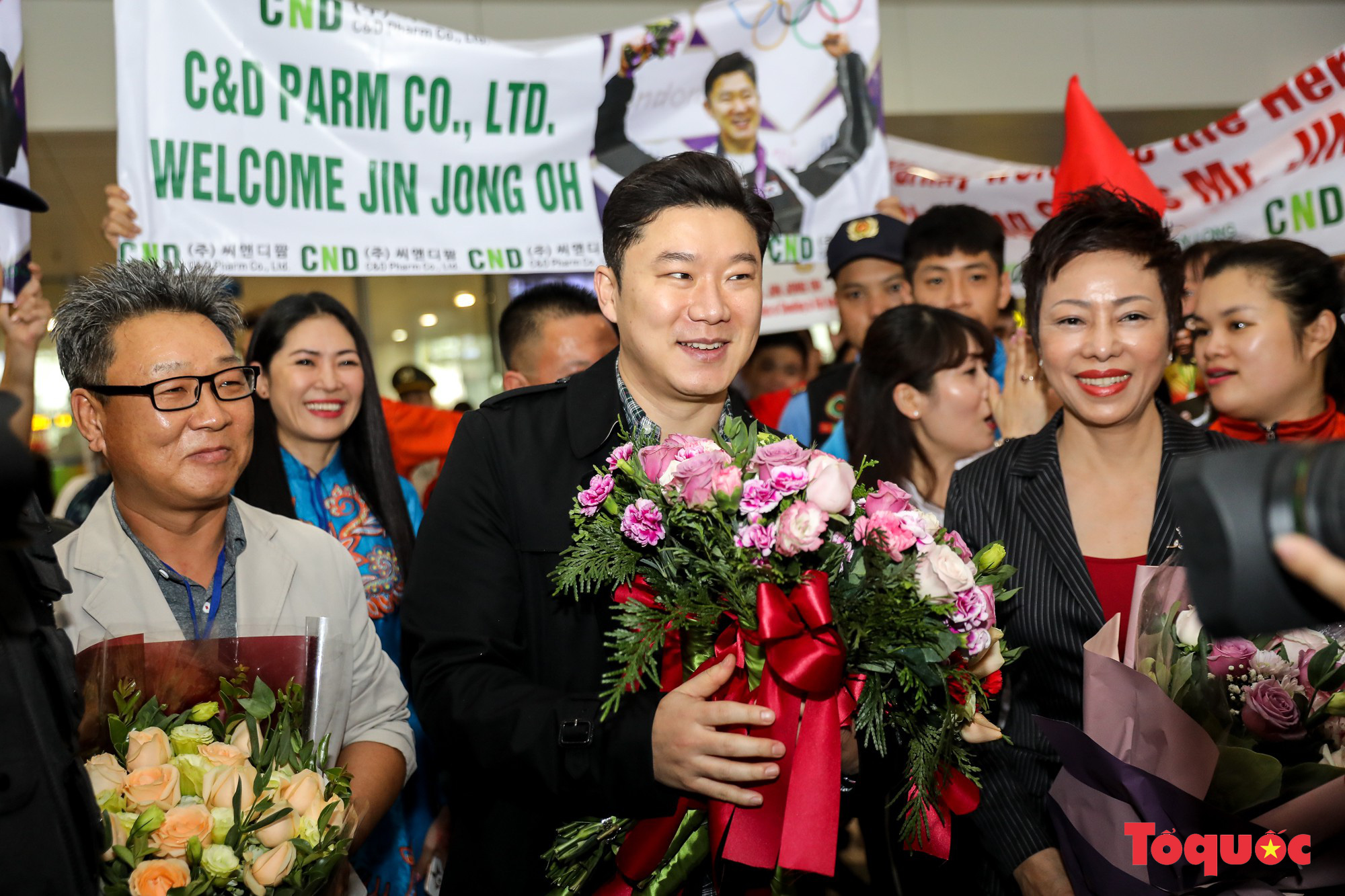 Tượng đài bắn súng thế giới Jin Jong Oh đặt chân đến Hà Nội trong sự chào đón của người hâm mộ Việt Nam - Ảnh 7.