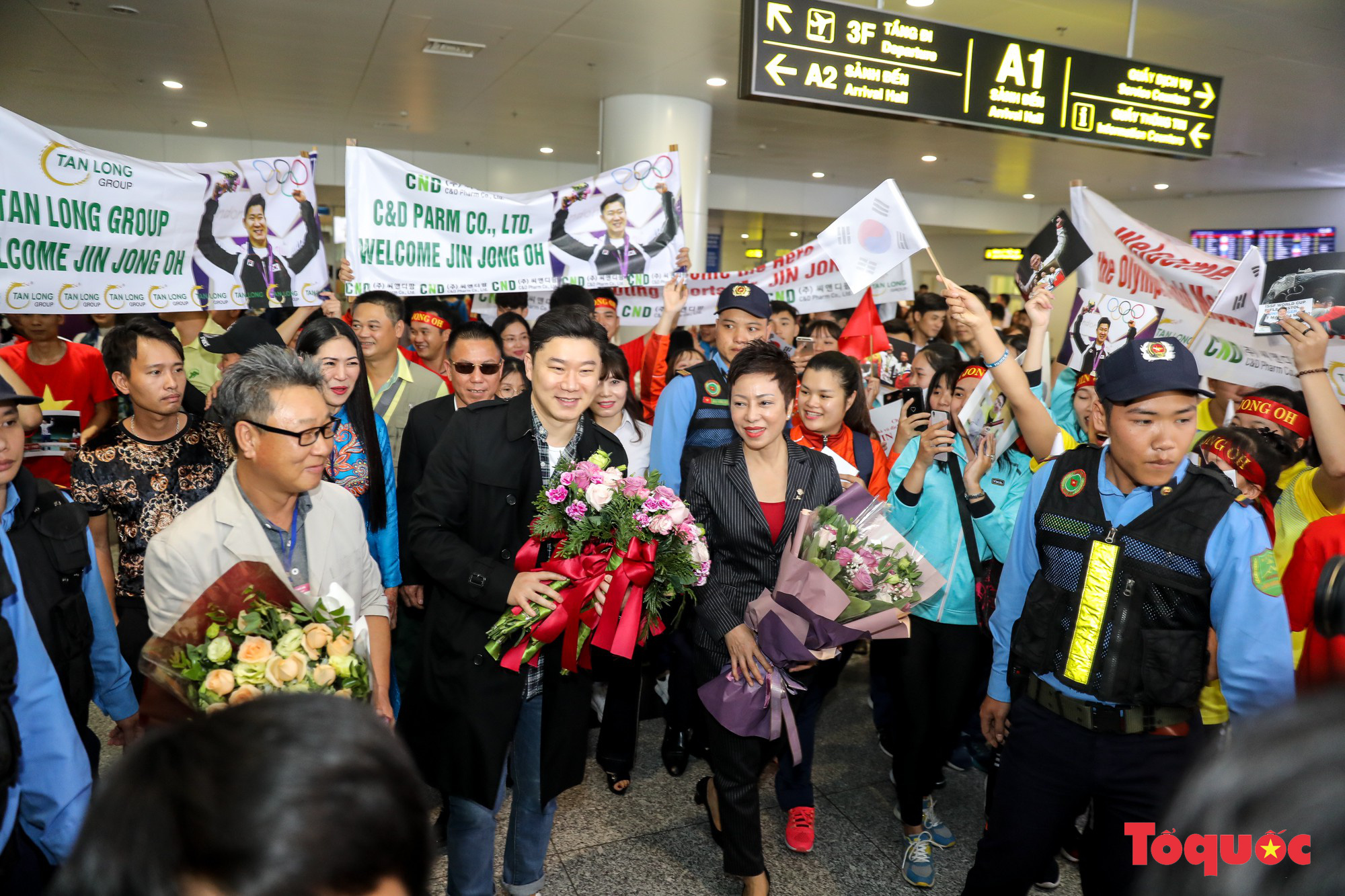 Tượng đài bắn súng thế giới Jin Jong Oh đặt chân đến Hà Nội trong sự chào đón của người hâm mộ Việt Nam - Ảnh 8.