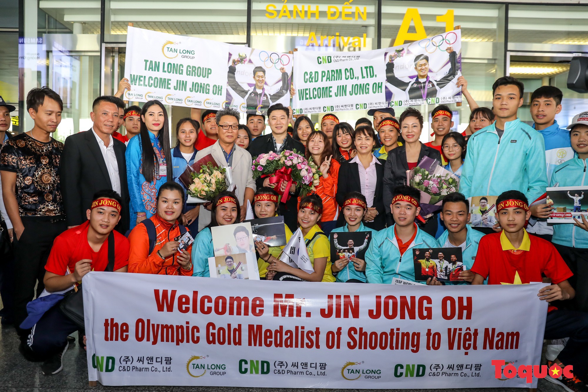 Tượng đài bắn súng thế giới Jin Jong Oh đặt chân đến Hà Nội trong sự chào đón của người hâm mộ Việt Nam - Ảnh 11.