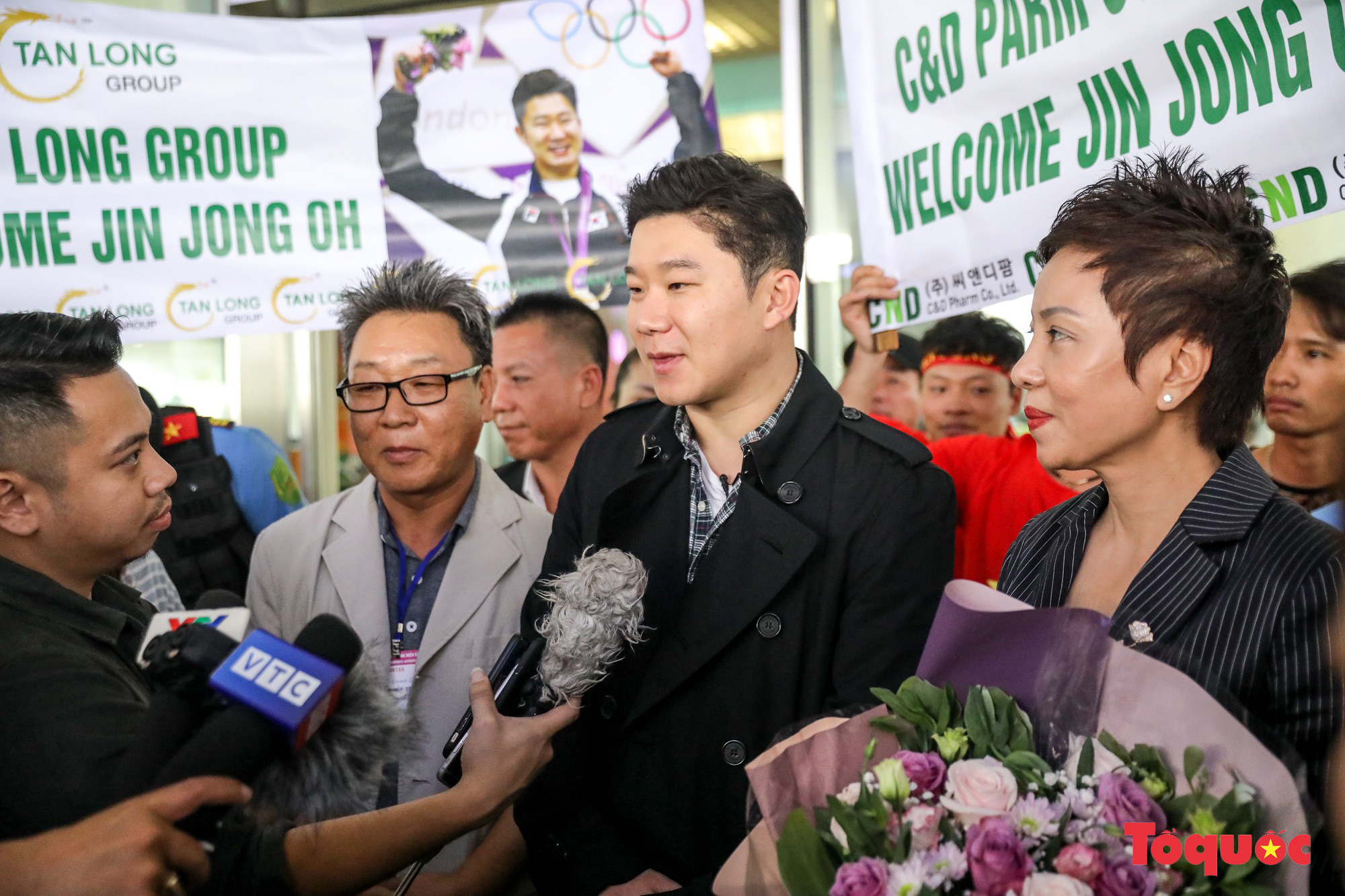Tượng đài bắn súng thế giới Jin Jong Oh đặt chân đến Hà Nội trong sự chào đón của người hâm mộ Việt Nam - Ảnh 9.