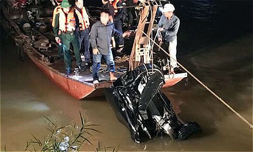 Đã tìm thấy chiếc Mercedes cùng  thi thể 2 người trong vụ “đâm hỏng” cầu Chương Dương - Ảnh 1.