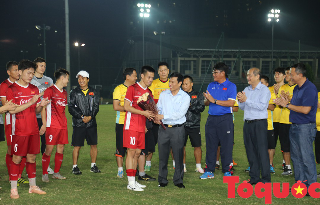 Bộ trưởng Nguyễn Ngọc Thiện: Tôi yêu mến tất cả các cầu thủ Việt Nam vì họ là một tập thể đoàn kết - Ảnh 3.