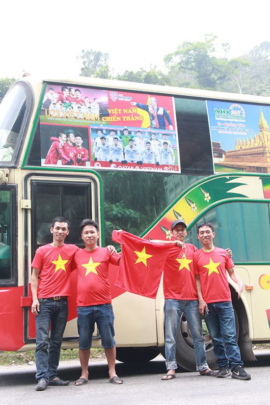 CĐV Việt Nam nhuộm đỏ sân vận động Quốc gia Lào trước giờ bóng lăn - Ảnh 7.