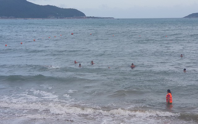 Nha Trang: Mùa biển động, khoanh vùng phao an toàn cho du khách tắm biển - Ảnh 1. Nha Trang: Mùa biển động, khoanh vùng phao an toàn cho du khách tắm biển - Ảnh 1.