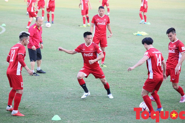 Tú Dưa nhắn Tuấn Hưng hãy thôi bình luận đội tuyển Việt Nam tại AFF Cup để đổi phong thủy - Ảnh 1.