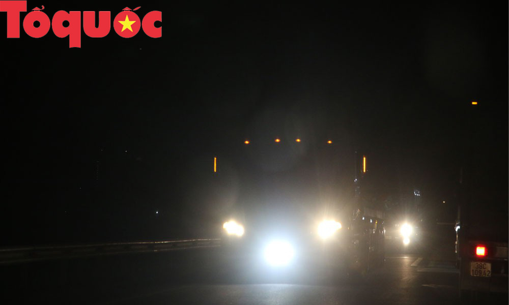 Nhức mắt hàng trăm ôtô chế thêm đèn Led, đèn pha lưu thông trên quốc lộ 1A - Ảnh 4.