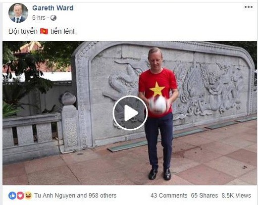 Clip Đại sứ Anh tại Việt Nam Gareth Ward tâng bóng chúc đội tuyển Việt Nam tiến lên, cư dân mạng ào ào hưởng ứng - Ảnh 1.