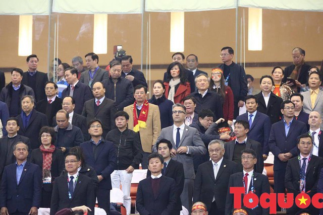 Thủ tướng, Chủ tịch Quốc hội xuống sân động viên các cầu thủ đội tuyển Việt Nam - Ảnh 1.