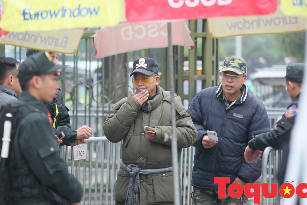 Thương binh cười rạng rỡ nhận vé xem trận chung kết AFF Cup 2018 trong ngày rét buốt - Ảnh 4.