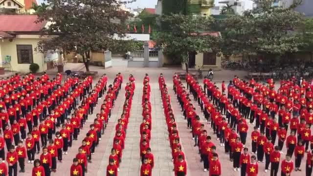Học sinh tiểu học nhuộm đỏ sân trường tiếp lửa tuyển Việt Nam trong trận chung kết AFF Cup 2018 - Ảnh 1.