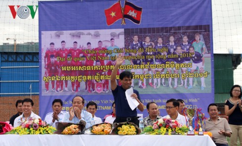 Sôi động giải bóng đá hữu nghị Đại sứ quán Việt Nam tại Campuchia 2018 - Ảnh 1.