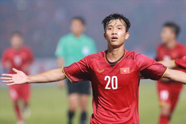 Thưởng thức lại cú “vô lê” thần thánh của Phan Văn Đức trước giờ nhận danh hiệu bàn thắng đẹp nhất AFF Cup 2018 - Ảnh 1.
