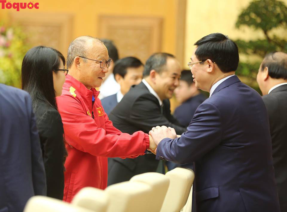 Thủ tướng Nguyễn Xuân Phúc gặp mặt Đội tuyển bóng đá Việt Nam - Ảnh 2.