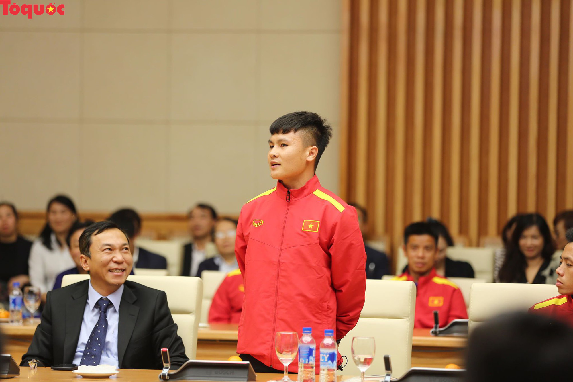 Thủ tướng Nguyễn Xuân Phúc gặp mặt Đội tuyển bóng đá Việt Nam - Ảnh 5.