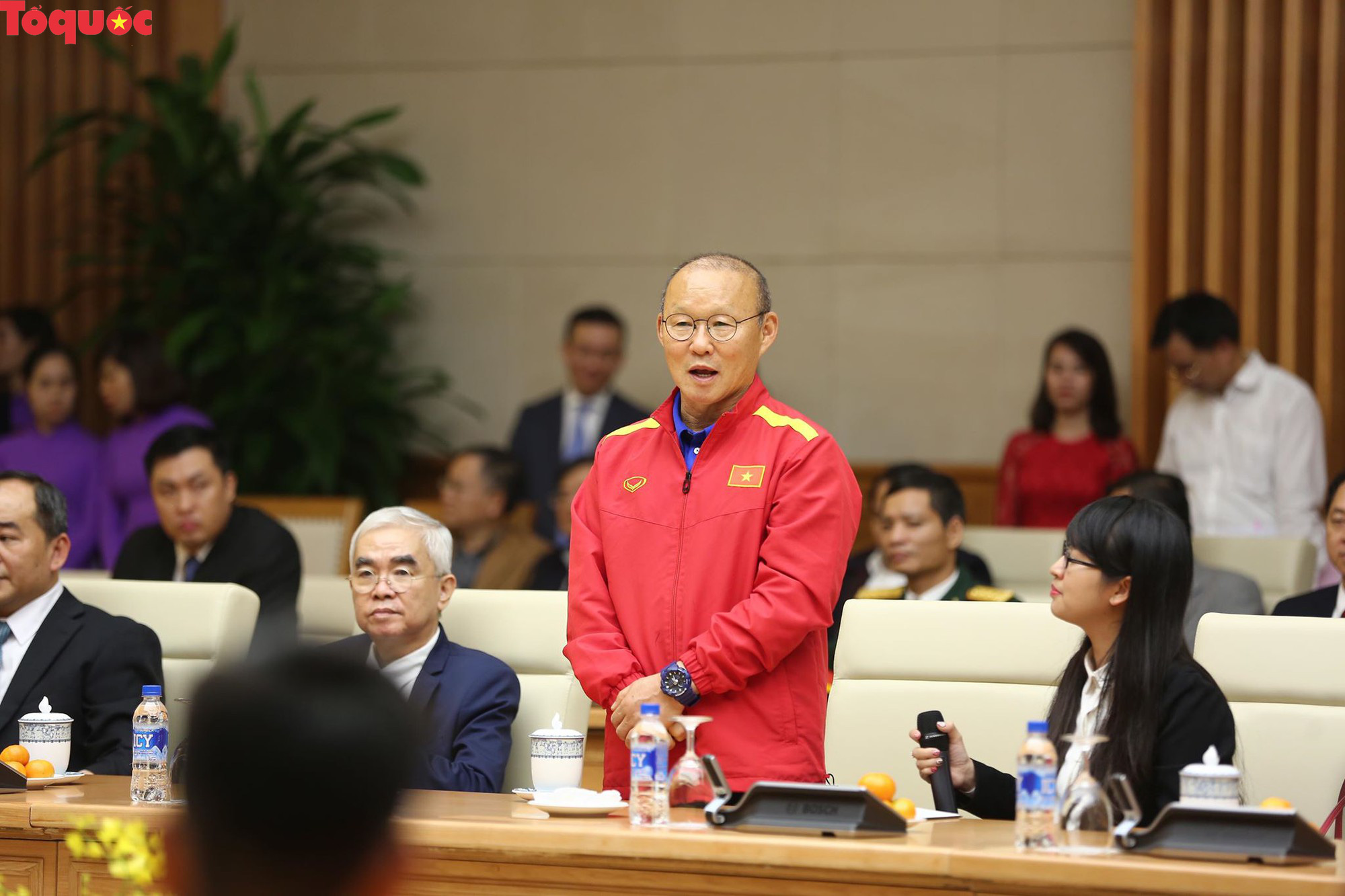Thủ tướng Nguyễn Xuân Phúc gặp mặt Đội tuyển bóng đá Việt Nam - Ảnh 4.