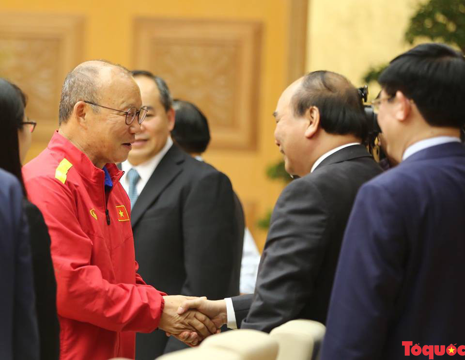 Thủ tướng Nguyễn Xuân Phúc gặp mặt Đội tuyển bóng đá Việt Nam - Ảnh 1.