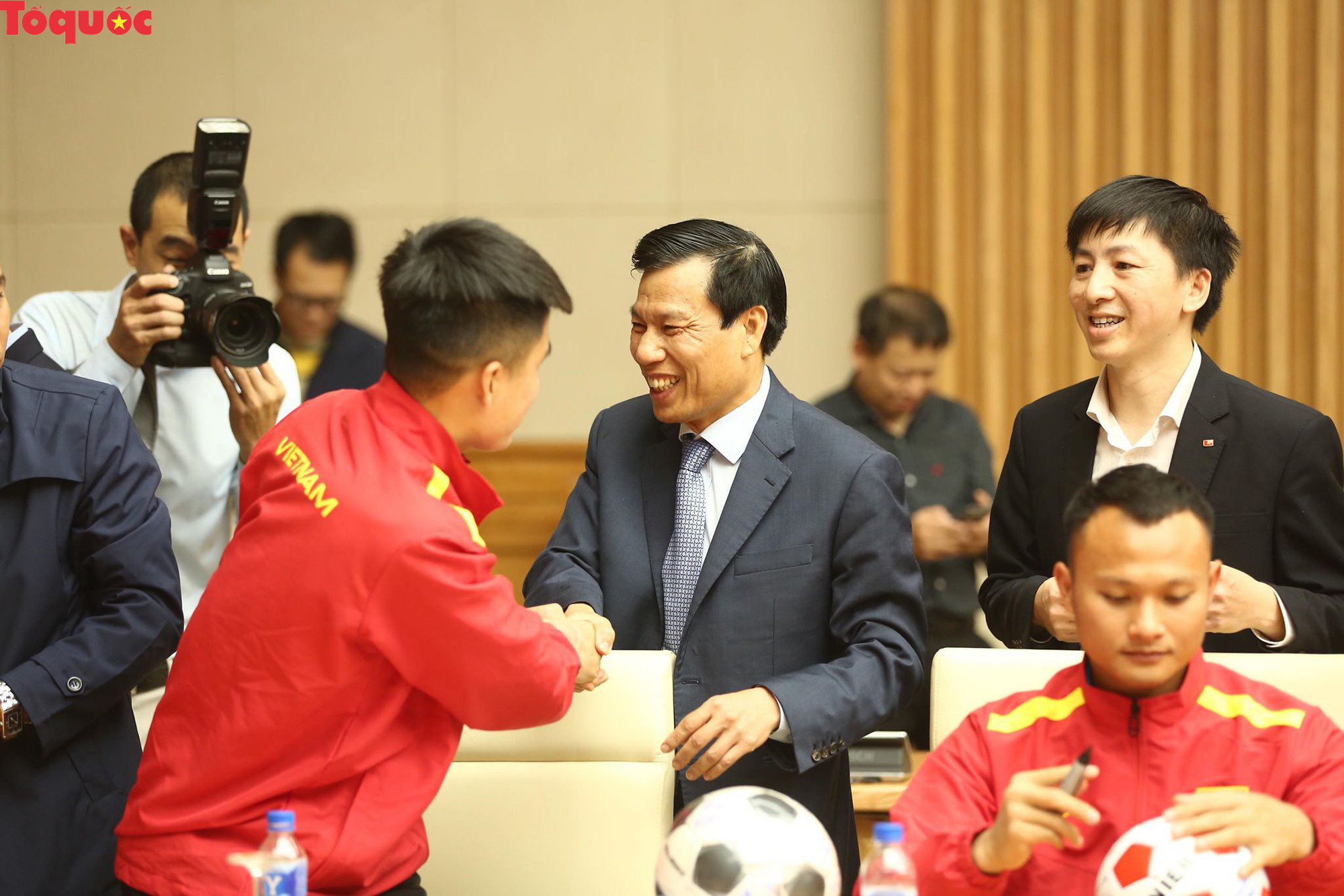 Thủ tướng Nguyễn Xuân Phúc gặp mặt Đội tuyển bóng đá Việt Nam - Ảnh 3.