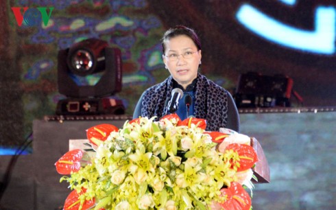 Chủ tịch Quốc hội dâng hương tưởng niệm Liệt sỹ TNXP tại Thái Nguyên - Ảnh 2.