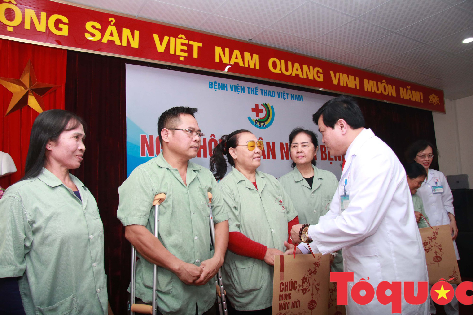 Bệnh viện Thể thao Việt Nam tri ân người bệnh - Ảnh 2.