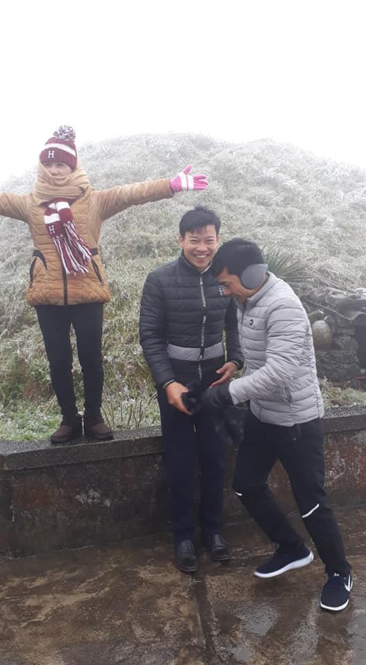 Khách du lịch thích thú với băng tuyết phủ trắng đỉnh Mẫu Sơn - Ảnh 16.