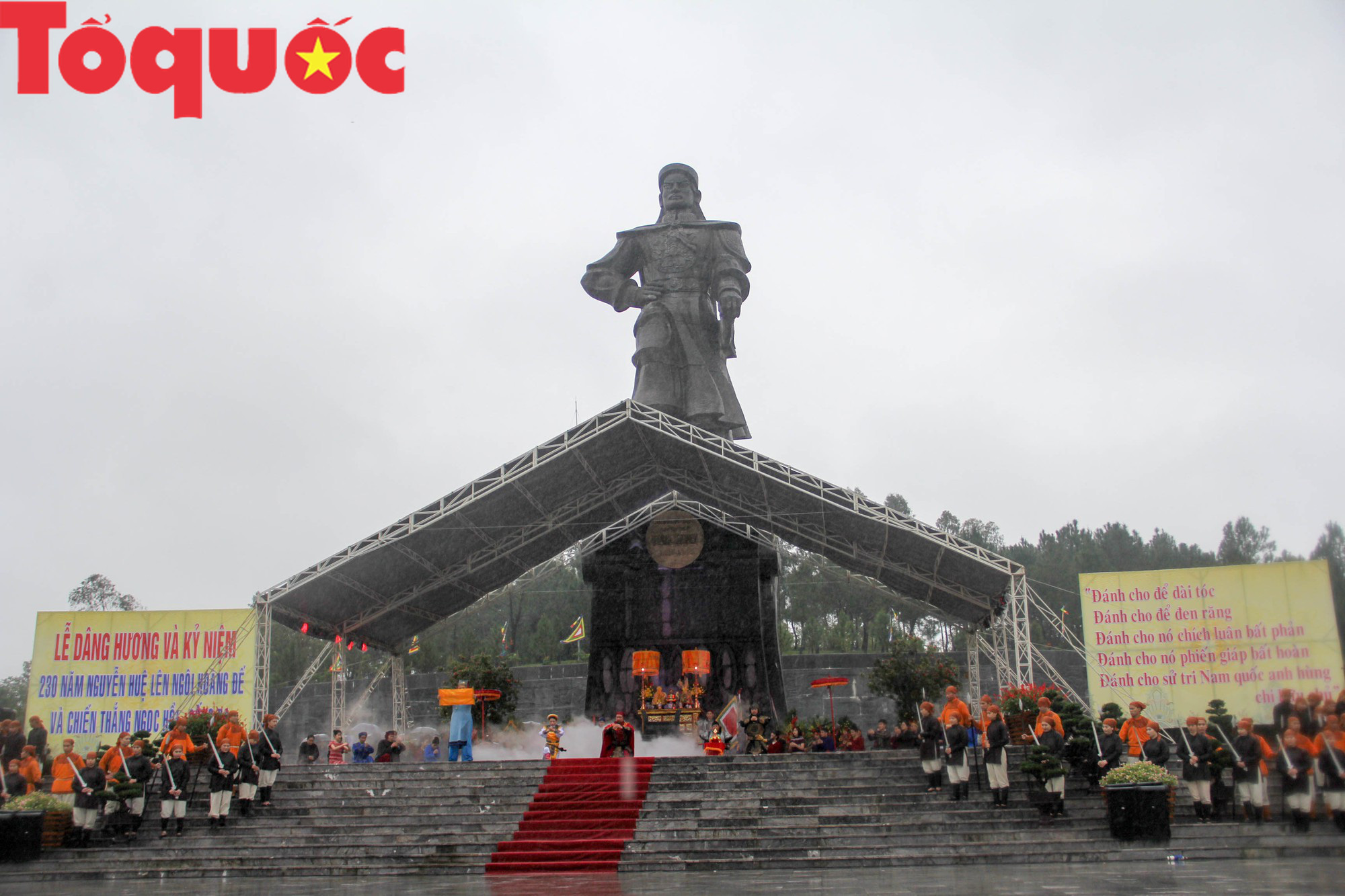 Thừa Thiên - Huế dâng hương tưởng nhớ anh hùng dân tộc Nguyễn Huệ - Ảnh 1.
